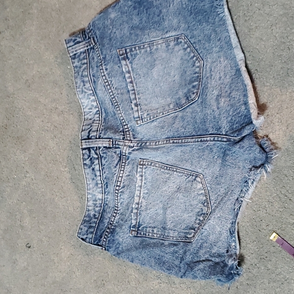 Juniors 15 Arizona distressed Jean shorts - Picture 2 of 7